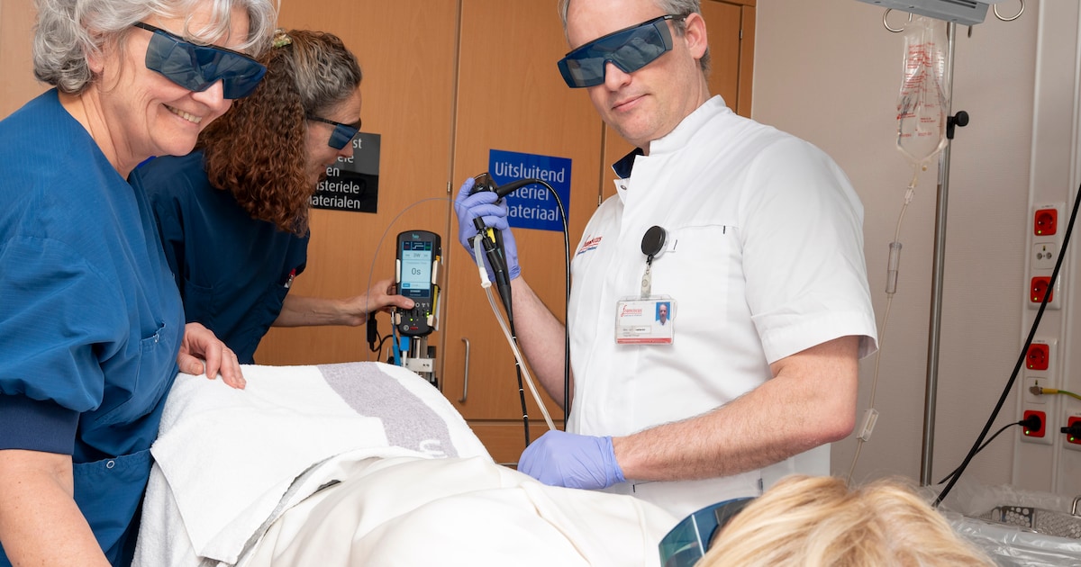 Slimme techniek helpt blaaspatiënt véél sneller, zonder narcose of operatie: ‘Duurde een kwartiertje