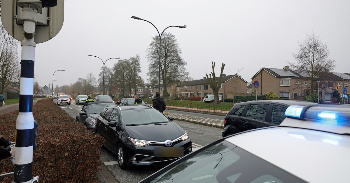 Bestuurster onder invloed aangehouden na botsing bij rood verkeerslicht in Waalwijk, reageert agress