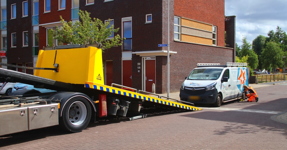 Botsing tussen busje en auto op Waterkers in Rijnsburg