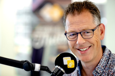 Radio-dj Bert Kranenbarg stopt na 32 jaar bij de NPO na ‘wegbezuinigen’ van zijn show