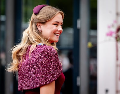 Prinses Alexia maakte haar hoedendebuut op Prinsjesdag, maar Ariane was met deze look dé winnares