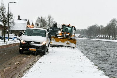 Shovel belandt door gladheid bijna in kanaal bij Vroomshoop