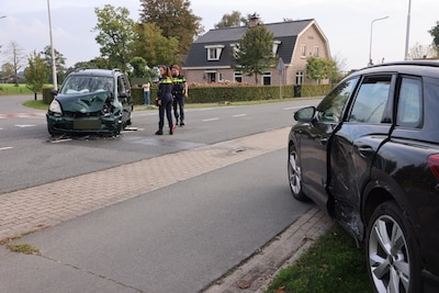 Aanrijding tussen twee auto’s op kruising in Lunteren