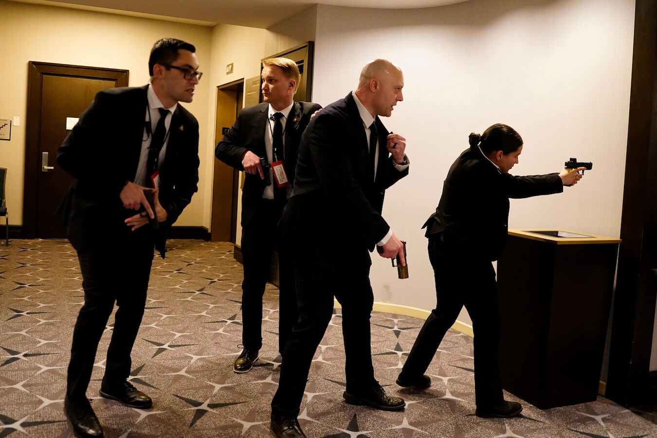 Trump geëvacueerd tijdens Correspondents’ Dinner na schietincident ...
