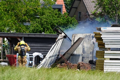 Brand in schuurtje achter woning in Sprang-Capelle, mogelijk asbest vrijgekomen
