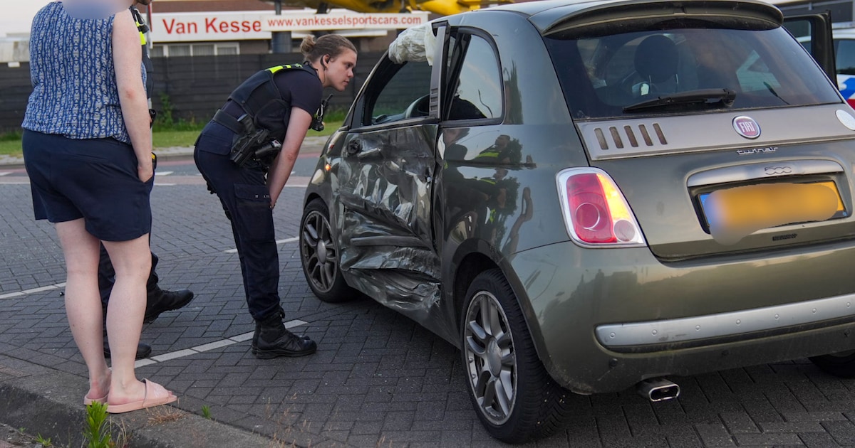 Bestelbus en auto botsen hard op kruising in Deurne: vrouw (62) gewond, bestuurder bus (24) naar pol