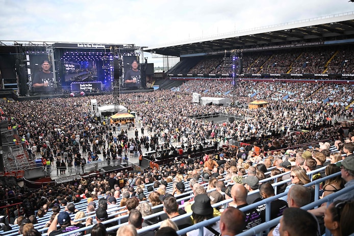 het-publiek-tijdens-back-to-the-beginning-de-festivaldag-ter-ere-van-black-sabbath-in-villa-park