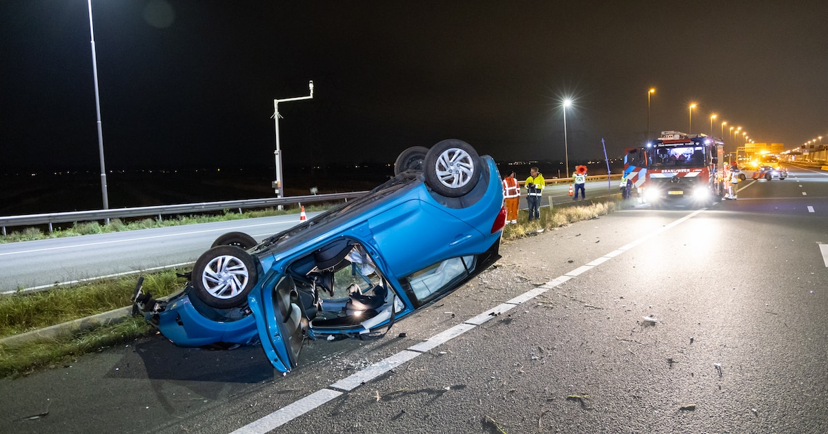 Auto over de kop geslagen op A8 bij Oostzaan