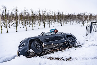 Automobilist belandt in slootje in Ingen en laat de auto liggen