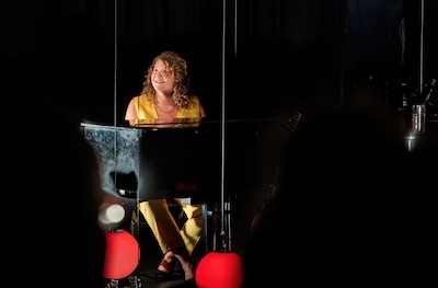 Kiki Schippers brengt voorstelling Praktische bezwaren naar Groningen