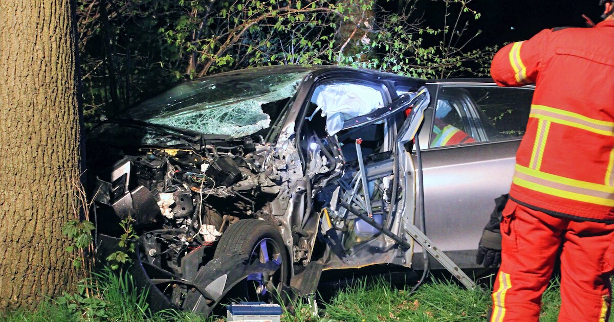 Automobilist botst tegen tractor op de Sappemeersterweg in Noordbroek