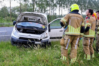 Auto belandt in berm bij ongeval op A15 ter hoogte van Enspijk
