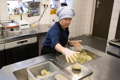 Nijmeegs café is landelijk beroemd dankzij kaasgehakt van Jozé: ‘Sommige dingen moet je thuis niet w