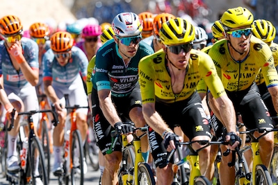 LIVE Vuelta etappe 10 | Kans voor de sterkere sprinters, duel tussen Van Aert en Pedersen op komst?