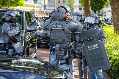 Bewoner zwaargewond door kettingzaag van het arrestatieteam dat binnenvalt