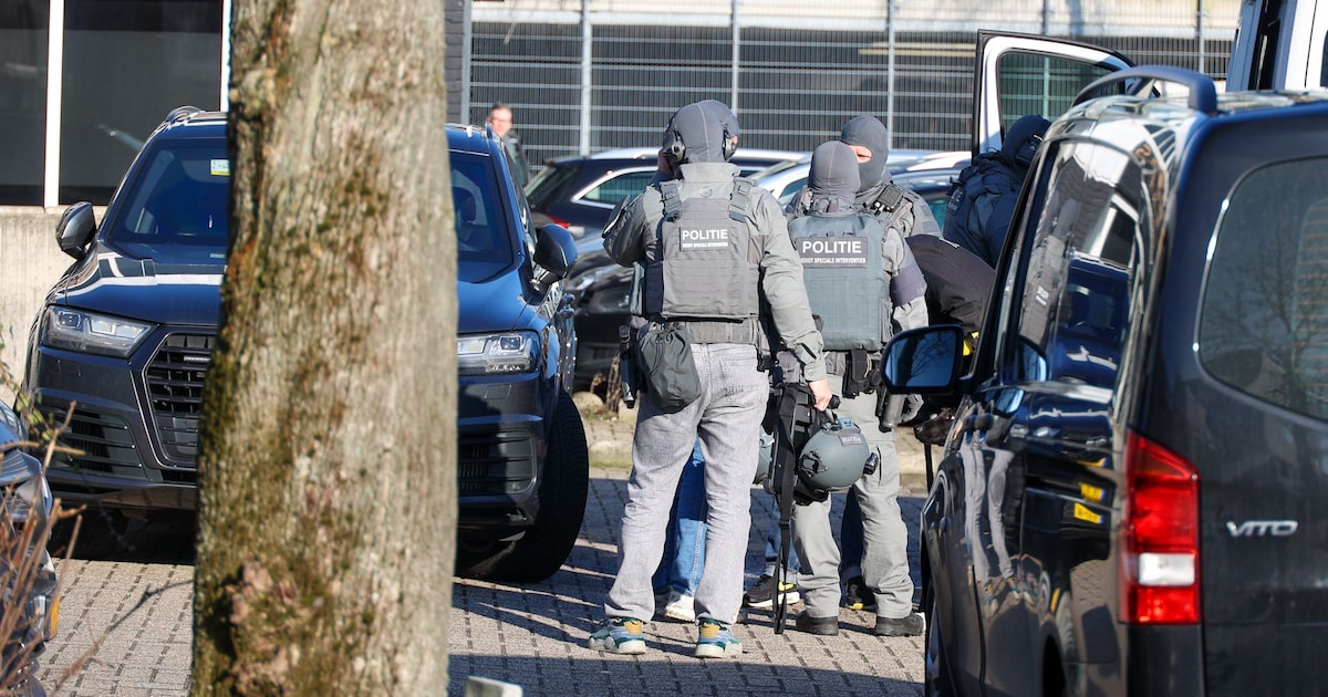 Arrestatieteam valt bedrijfspand binnen in Hilversum