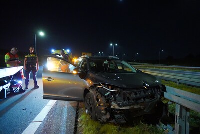 Auto ramt meters geleiderail uit de grond langs N209 bij Rotterdam