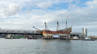 Spectaculair transport over het IJ: VOC-reconstructie Batavia verlaat Amsterdam in stalen draagconstructie