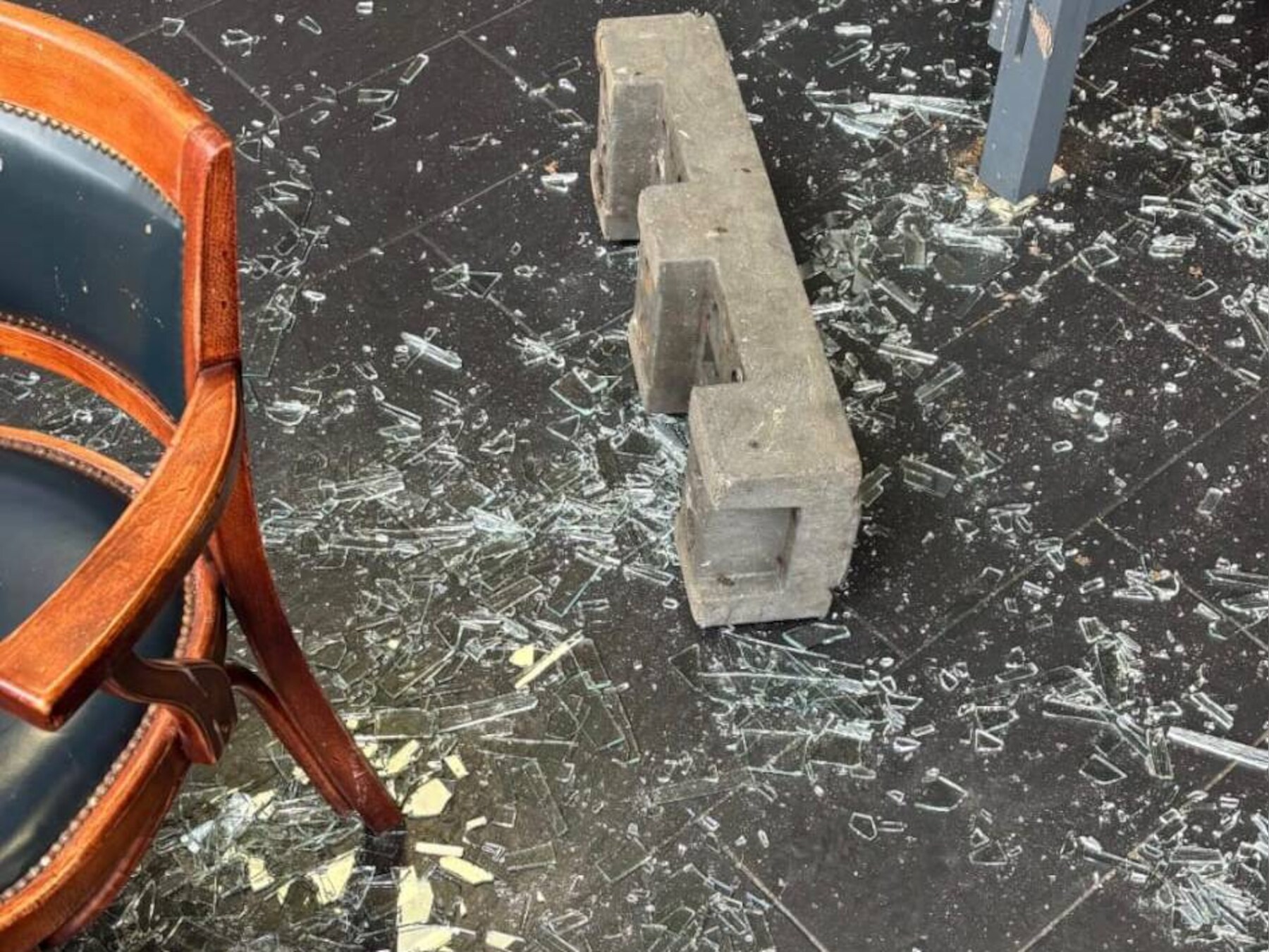 Ruit van moskeewinkel ingegooid bij inbraak, kassa meegenomen