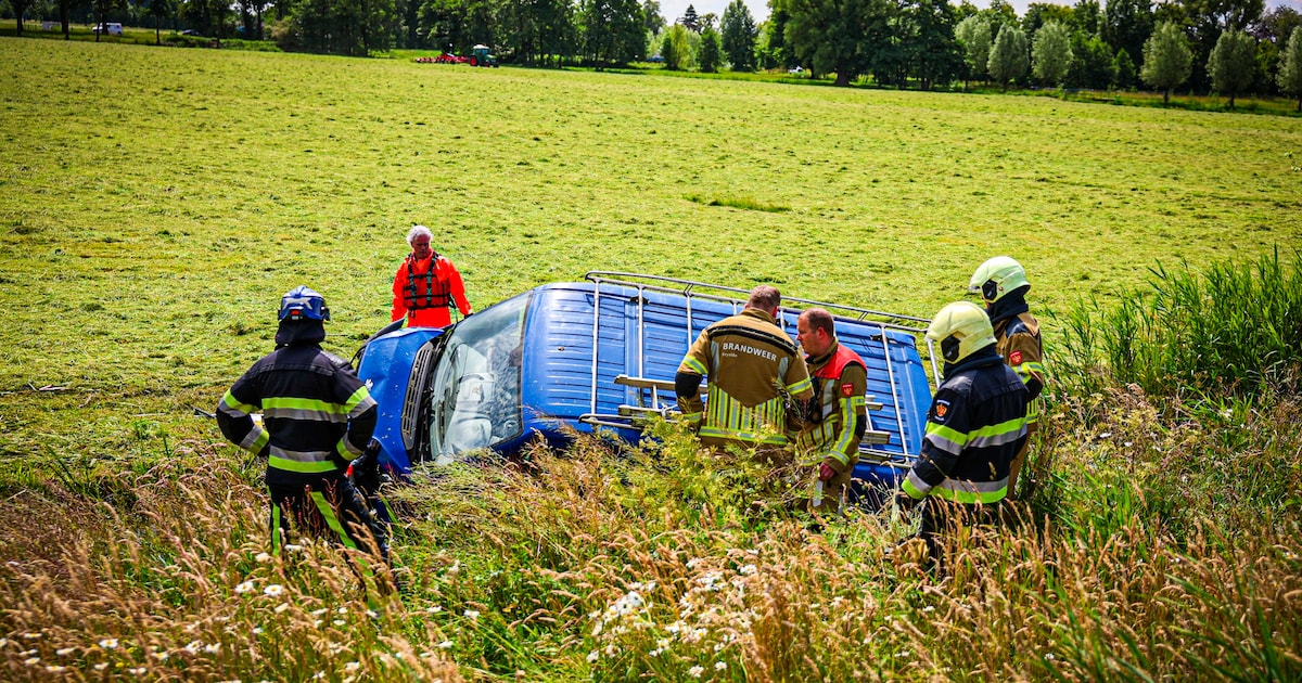 Busje belandt in sloot langs N369 bij Rottevalle