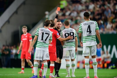 Voormalig Go Ahead-speler krijgt rood na harde overtreding op Zerrouki, Twente jaagt op gelijkmaker