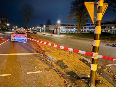 Brommerrijder gewond bij aanrijding in Enschede: weg afgesloten