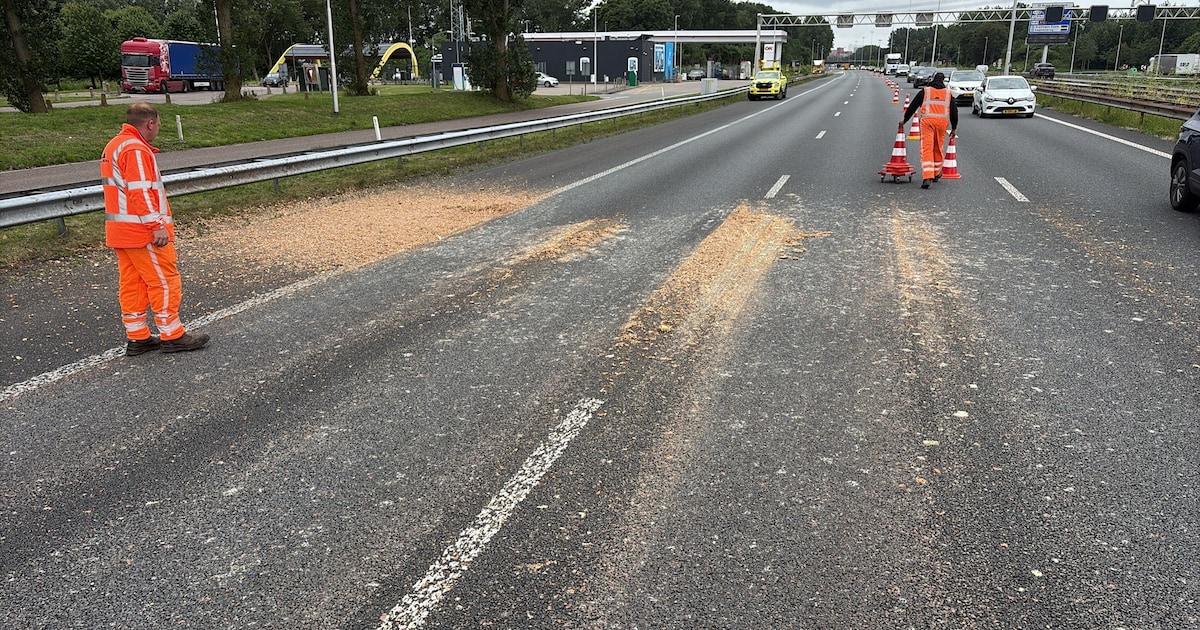 Vrachtwagen verliest aardappelen op A20, automobilisten maken er onbedoeld puree van: weg deels dich