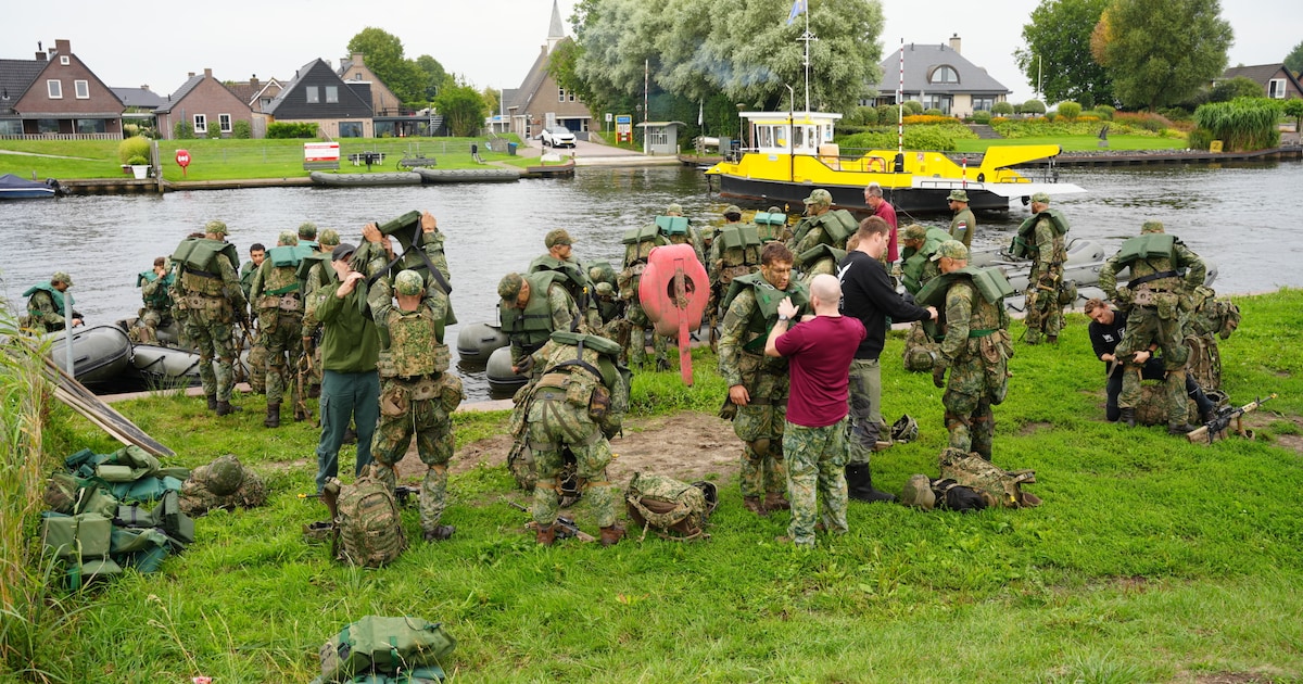 Militaire oefening bij pontje zorgt voor bekijks bij pontje tussen Eemnes en Eemdijk
