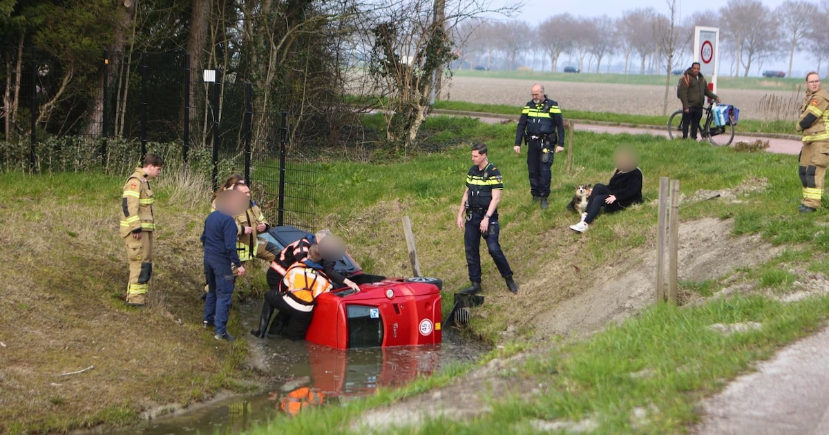 Auto belandt in de sloot in Dirkshorn, bestuurder gewond