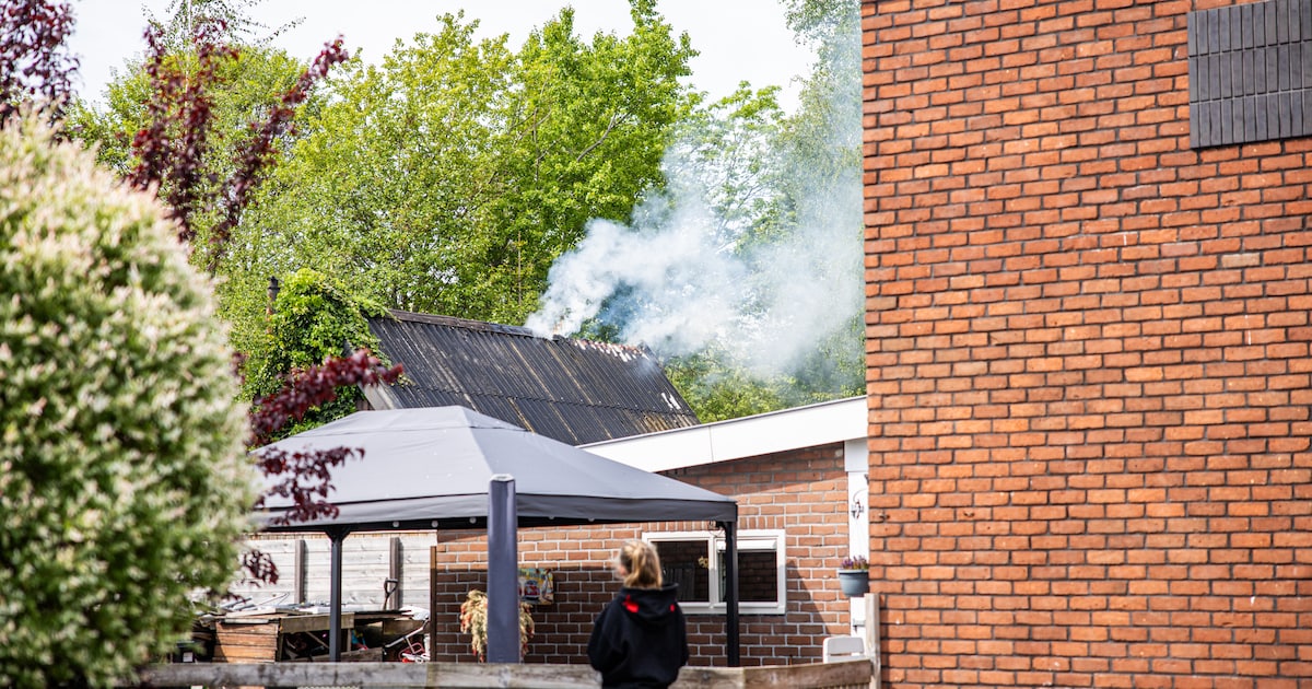 Veel rook door brandend schuurtje achter woning in Sint Nicolaasga