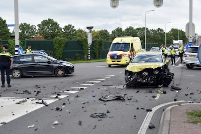 Auto’s botsen hard op elkaar op kruispunt in Zaltbommel