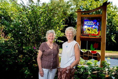 Altijd al een kijkje in andermans tuin willen nemen? Thea (86) en Marian (80) regelen dat: ‘Mensen b