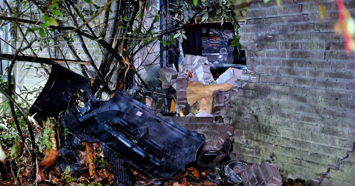 Vrouw glijdt uit met auto en ramt garage in Berkel-Enschot: woning ernstig beschadigd