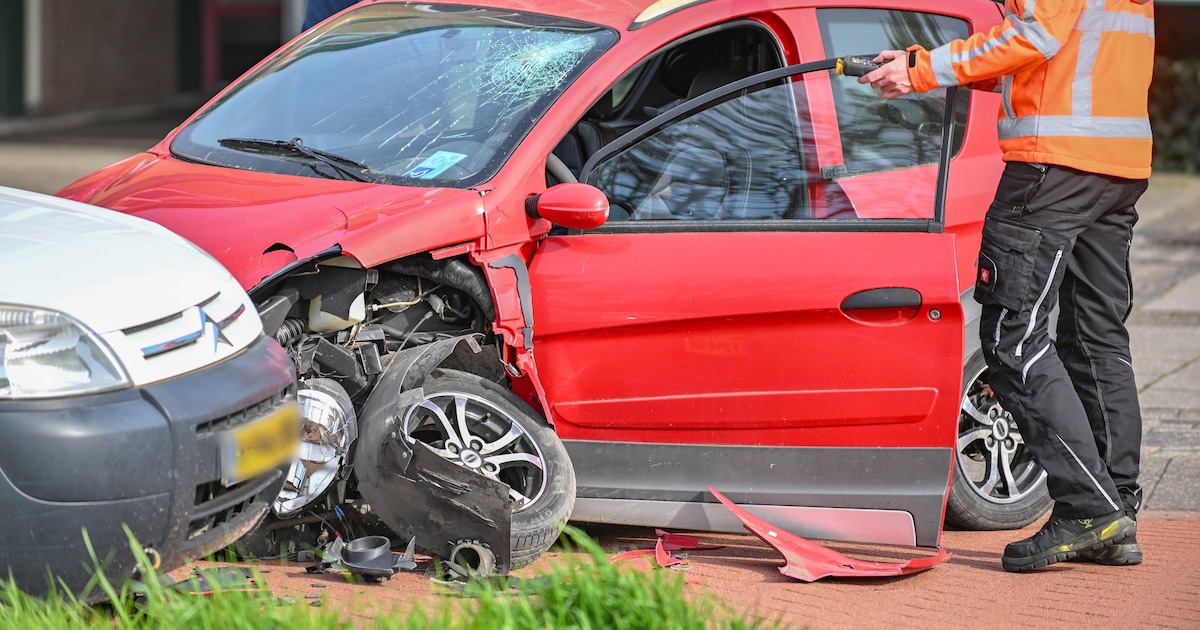 Botsing tussen brommobiel en bestelbus in Sneek, bestuurder naar ziekenhuis