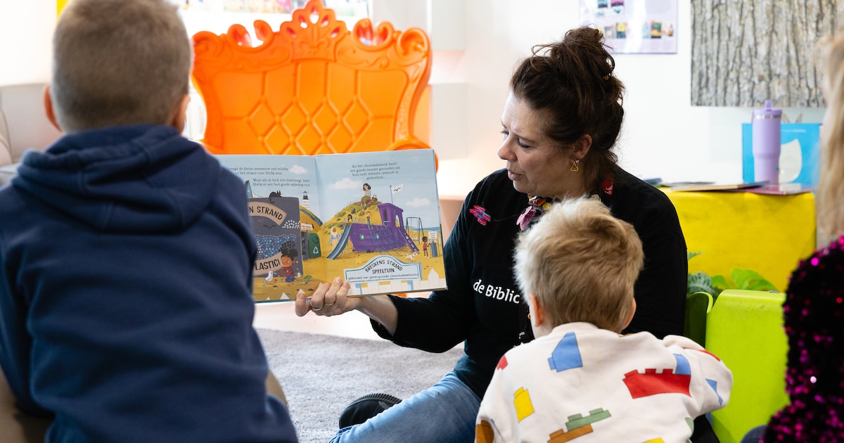 Vrijwilligers brengen verhalen tot leven tijdens Voorleespret in Bibliotheek Montfoort