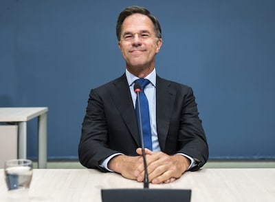 Rutte verdedigt veel van zijn coronakeuzes en zegt sorry voor één besluit