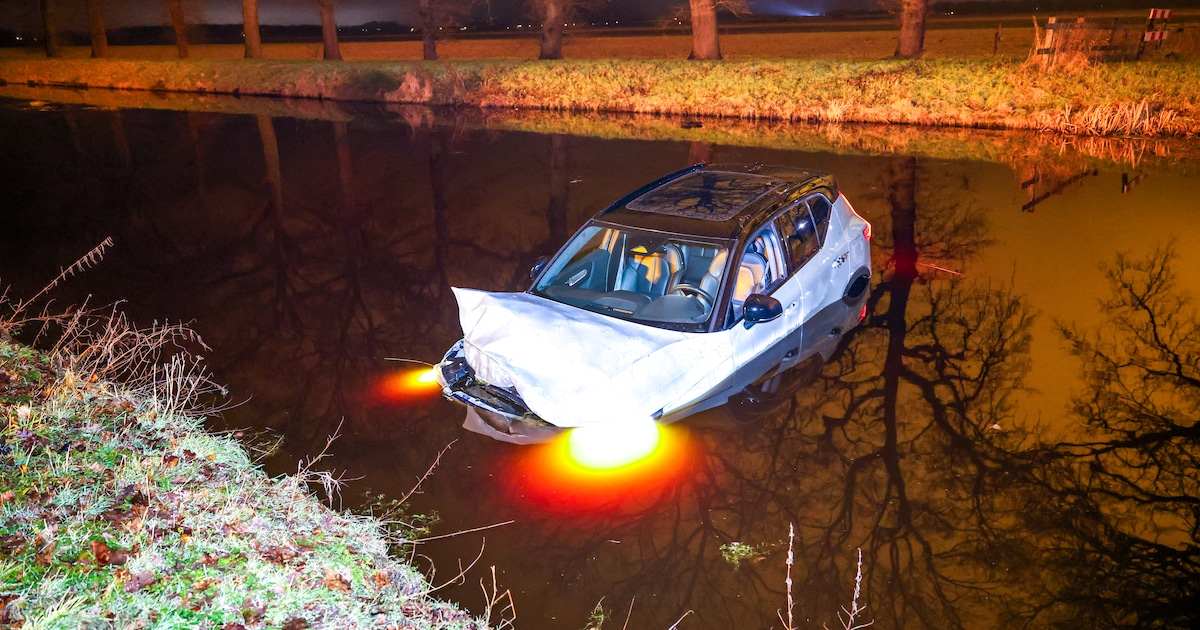 Automobilist rijdt kanaal in na missen bocht in Nieuw-Amsterdam