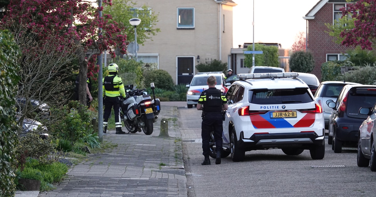 Politie in kogelwerende vesten in de Ariën Schoutenstraat in De Goorn na mogelijke schietpartij