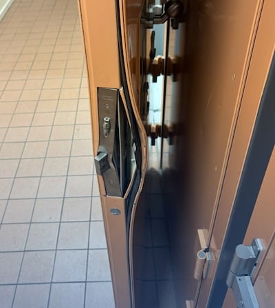 Arrestant beukt celdeur kapot in cellencomplex, brandweer moet de deur forceren