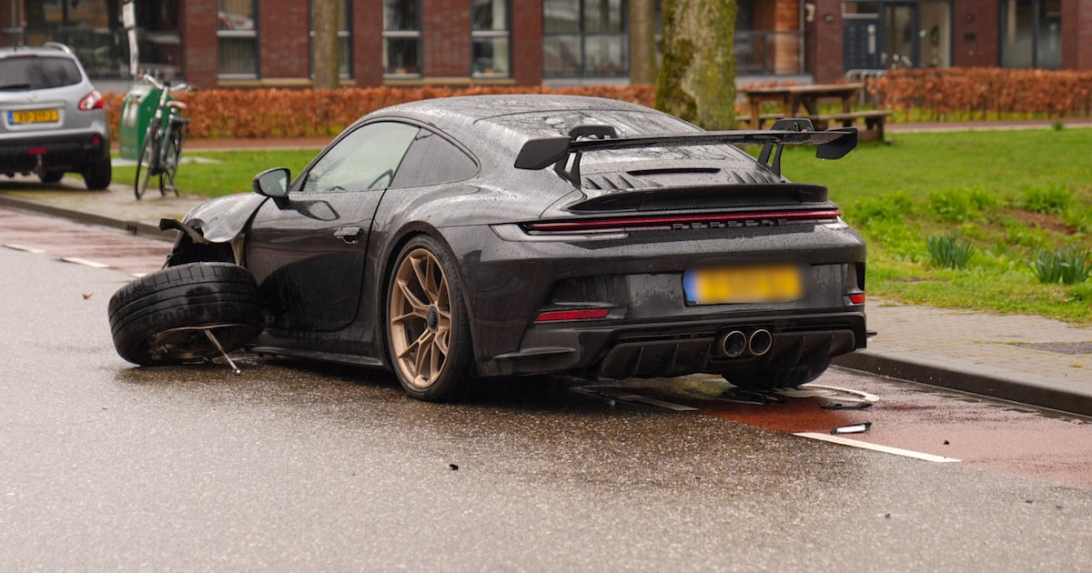 Porsche GT3 met nieuwprijs van ruim 260.000 euro zwaar beschadigd bij botsing in Deurne: wiel breekt