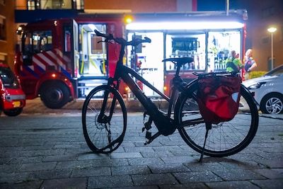 Accu van elektrische fiets vat vlam, kelderbox vol rook in Apeldoorn