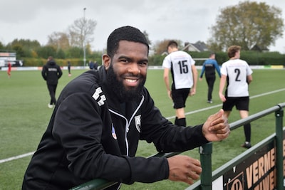 Montell Jordan rook aan profvoetbal, maar is nu bankzitter in kelderklasse: ‘Bang dat ik nooit meer 