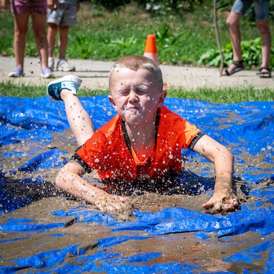 Smijten met modderballen en buikschuivend over de modderbaan: lekker vies worden mag