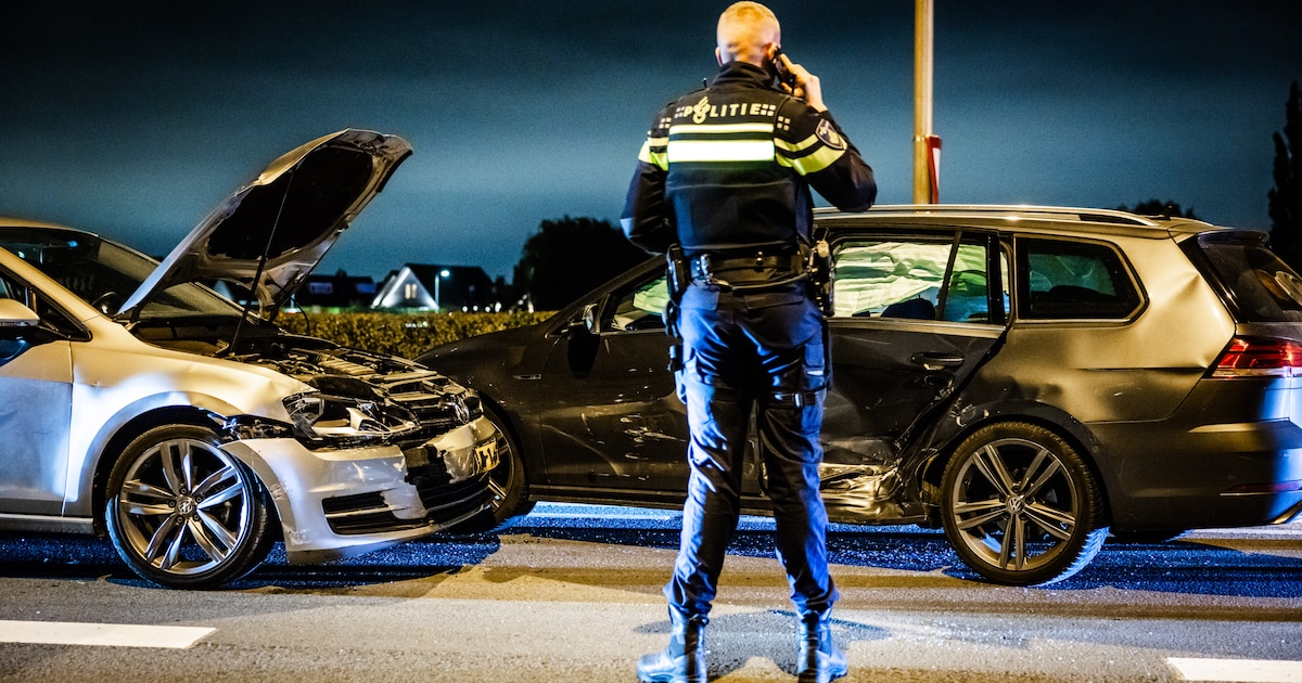 Bestuurder gewond na botsing op N217 bij Oud-Beijerland