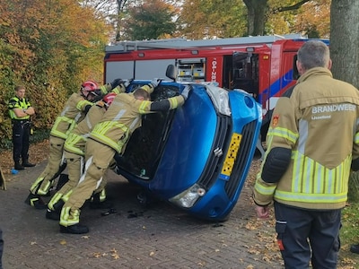Auto kantelt in Schalkhaar: bestuurster gewond