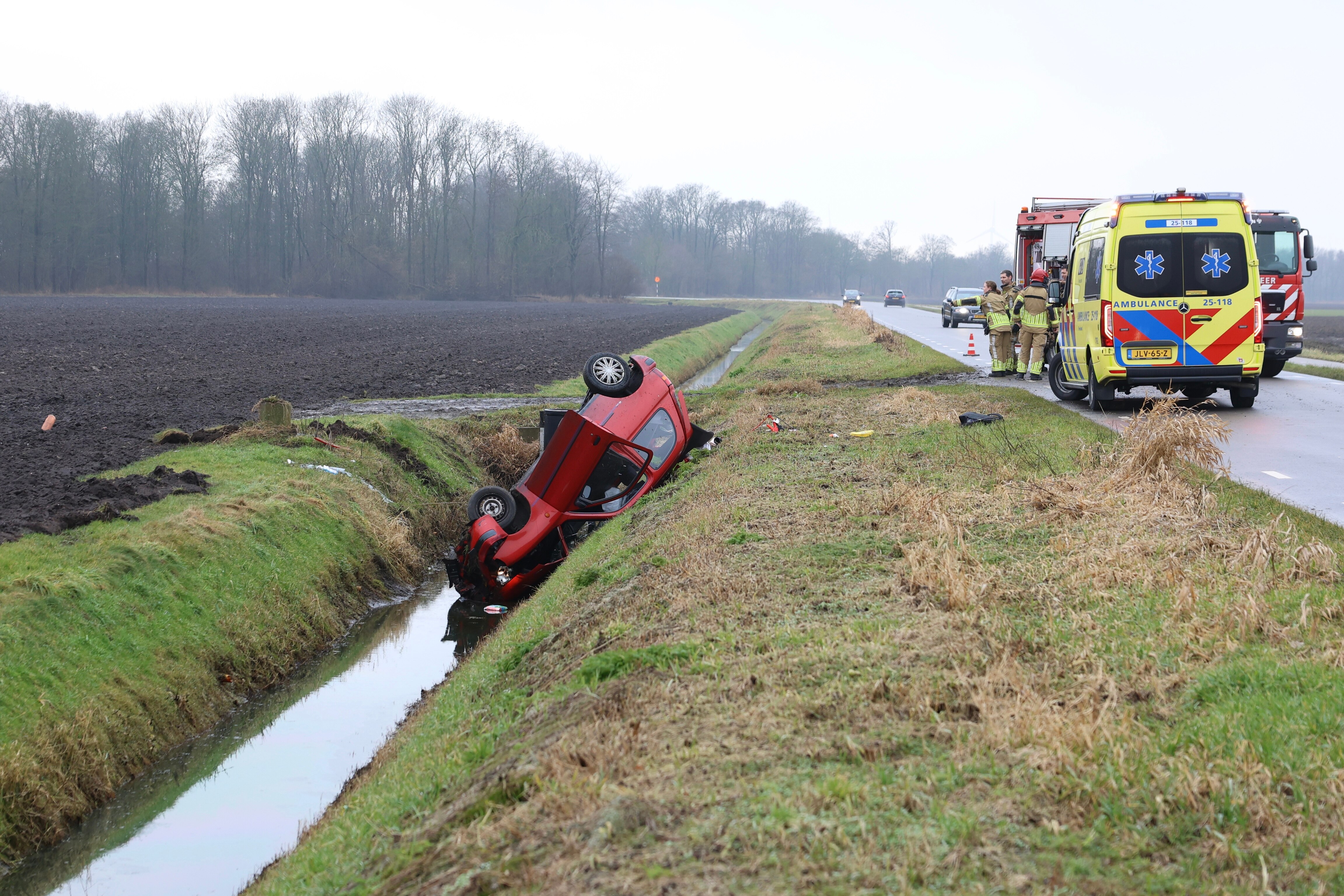 Auto op de kop in sloot bij Rutten, gewonde naar het ziekenhuis
