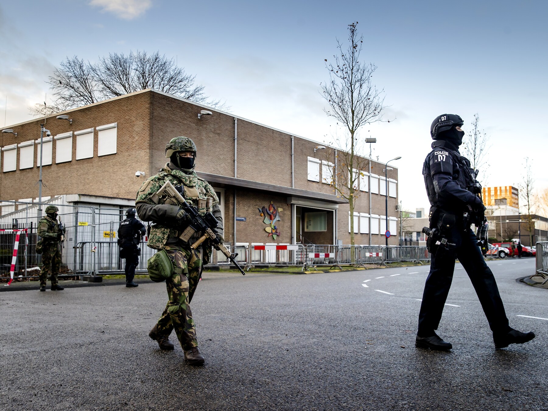 Beveiliging bij de bunker in Amsterdam-Osdorp voor de voortzetting van de strafzaak Marengo. voorbereiden van liquidaties.