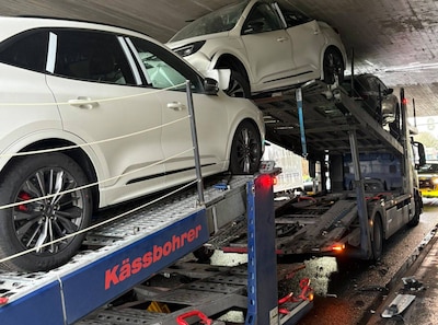 Duur foutje: vrachtwagen met lading gloednieuwe auto’s rijdt zich vast onder A12