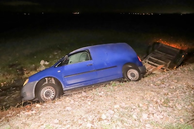 Bestelbus met aanhanger te water geraakt in Zoelen