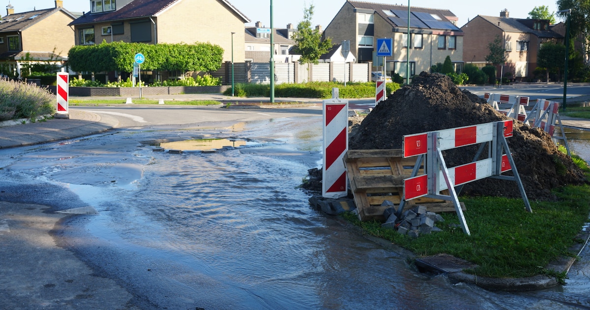 Lekkende waterleiding zorgt voor verkeershinder op rotonde in Bunschoten